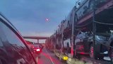 高速上堵了一路，交警叔叔直接无人机喊话
