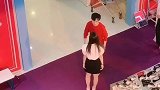 在商场遇见一对情侣，看来是真爱