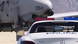 A10攻击机强行起飞，撞上好多车