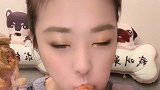 小姐姐吃肘子皮，这一口下去，太爽了吧