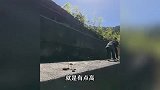 四川一“巨人阶梯”走红，成年人手脚并用才能爬上去，当地：别爬