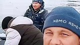 男子和朋友去钓鱼旅行，结果因没带酒被朋友无情抛弃！