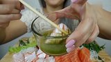 不露脸小姐姐，吃极品生鱼片，一份估计要好几百