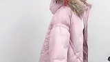 遇见甜美微笑小姐姐穿上羽绒服，五官精致，身材也特别好看