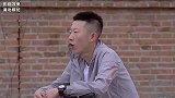 两位美女坐摩的，司机小伙怕被占便宜，看他出的啥招数，真有才