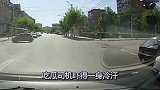 这c型走位够嚣张，谁都不敢惹，吓得后边的小车瑟瑟发抖！