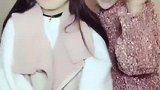 两个美女一起搞怪，这大嘴实在是太魔性了