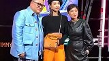 宋茜身穿黑色针织衫搭配橘色高腰裤亮相某活动现场！