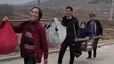 女儿担心百岁母亲晕车，全家三代人轮流抬轿接她回家