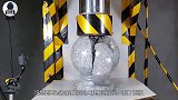 金刚钻能顶住200吨的液压机吗？老外亲测，结果虽败犹荣！