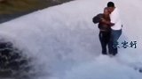 岳父被困激流，女婿毫不犹豫上前营救！网友：老人的女儿真的嫁对人了。暖心 暖心正能量