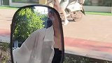 我问她是不是生病了，她说她是晕车了
