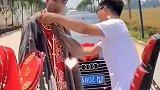 小伙儿结婚，伴郎太会玩儿了
