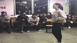 初中小姐姐跳舞，全班送上热烈的掌声！
