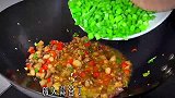 外婆菜炒蒜苔，拌上三碗大米饭，好吃到忘了外婆