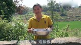 泥鳅如此吃才爽，红烧不放一滴水，一口一条不吐鱼刺，香辣过瘾
