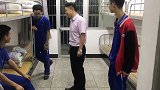 校长住进男生宿舍与同学同吃同住 男同学：很意外但不紧张