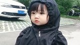 自从二胎生了女儿，爸爸生怕她冻着，一出门就穿成这样！