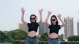 双胞胎姐妹广场卡点动感养生迪，这身材比例好性感