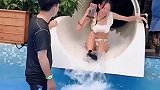滑梯冲浪，美女有备而来！