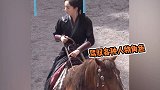 杨幂《斛珠夫人》最新路透曝光，一身帅黑男装骑高头大马英姿飒爽