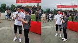 冯绍峰近照曝光 身材发福肚腩隐约可见 头发灰白变大叔