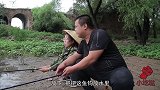 小两口去钓鱼，没想老婆却和鱼斗起了地主，结局太搞笑