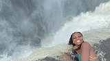 美国：25岁女子冒生命危险，在瀑布边缘拍照