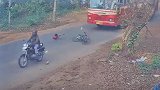 印度一男童骑自行车与摩托相撞后被弹飞 幸运躲开公交撞击