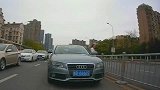 开奥迪的女人果然惹不起，路怒症也太严重了