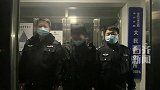 快递员翻栅栏进入封控小区收取快递 拘留！