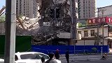 惊险的一幕，高楼爆破出现意外倒向马路