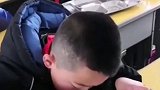 连一滴汤都不浪费！学校一男孩吃饭餐盘被馒头擦到发光
