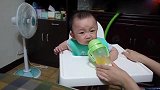 小宝宝第一次喝橘子汁的可爱表情，确认过眼神这就是心动的感觉