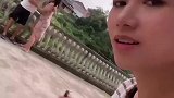 男子一家愁容满面，女子则非常高兴