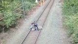 铁路工人，轨道上冒死救下一名男子，真惊险！
