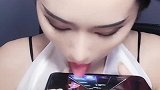 美女姑娘直播，舌头极限挑战，网友都看呆了
