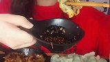 小姐姐又开始吃饺子了，这次依然端着小碗蘸辣椒油，吃的好过瘾啊
