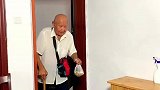 90岁的老父亲给60岁的儿子买鸡腿吃