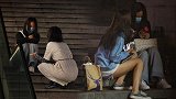 看到女生深夜街头哭泣，有人紧紧和她抱在了一起
