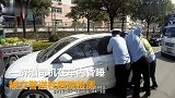 醉驾男昏睡惊醒后 疯狂运动 交警表示他想散酒气