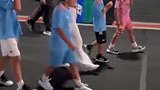 安东内拉带着仨儿子和苏牙家人一起在现场为迈阿密加油