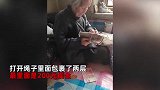 99岁奶奶给孙女晒存款，拆开塑料袋拿出方布块，现金被层层精致包裹