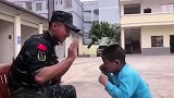 暖化了！帅气武警小哥教萌娃拳击 认真闪躲挥舞小拳头可爱至极