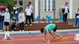 男生穿钉鞋参加学校运动会