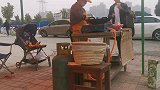 美女自驾游：妹子自驾游似街边乞丐，蹲大街上看帅哥