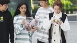 三个人套路人家一个女孩子，无情，好残忍！