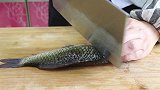 川菜师傅教你葱酥鲫鱼做法，这样处理鲫鱼没有小刺，吃起来更是香