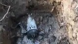 男子掏掉管道口的杂物，管道瞬间畅通无阻，管道：这下舒坦了！