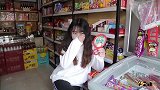 经典搞笑：超市老板娘智商捉急，小伙拿3张A买烟还找零80